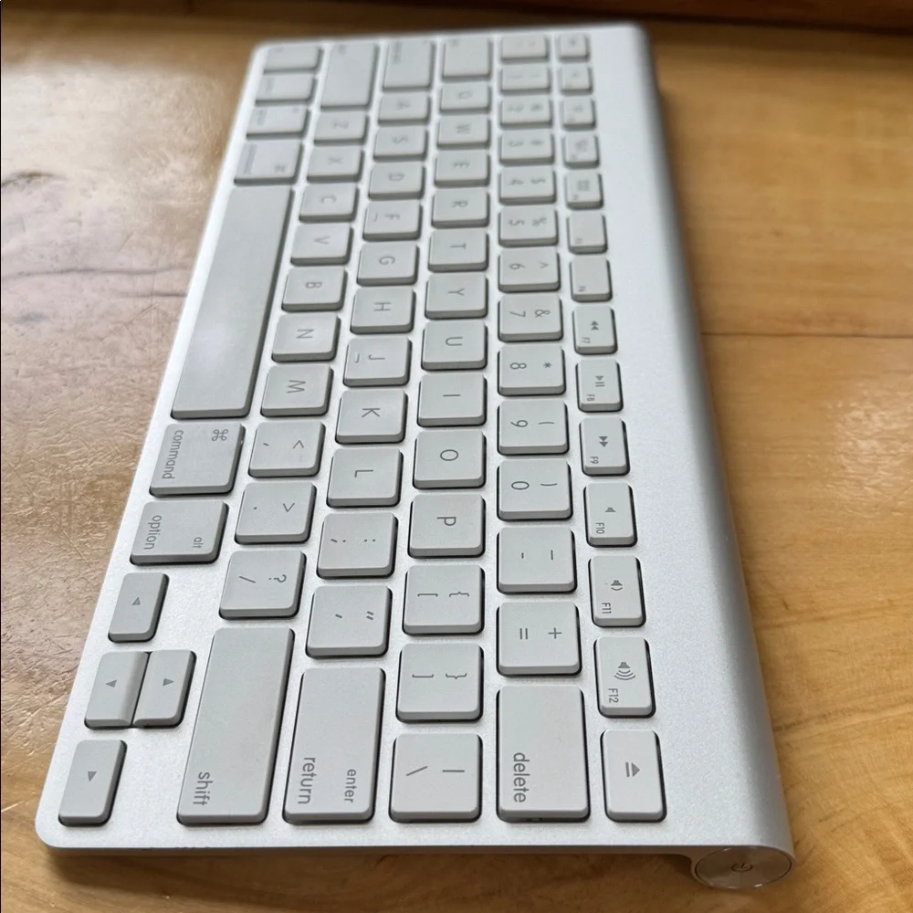 Apple MAGIC KEYBOARD A1314 WIRELESS ALUMINUM WHITE EUC